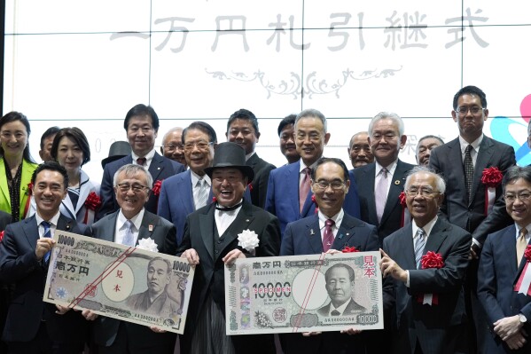 Japan issues new yen banknotes packed with 3D hologram Japan issues new yen banknotes packed with 3D hologram
